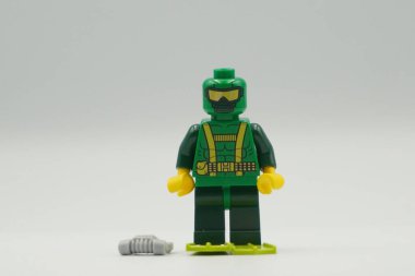Lego mini figürü Hidrodalgıç yeşil gövdeli oyuncağı tuğlalar ve beyaz arka planda dalış kıyafeti