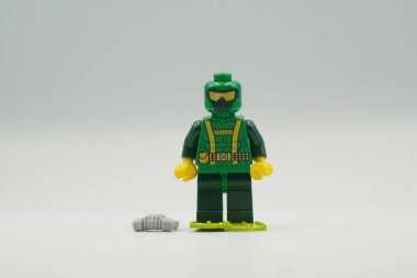 Lego mini figürü Hidrodalgıç yeşil gövdeli oyuncağı tuğlalar ve beyaz arka planda dalış kıyafeti