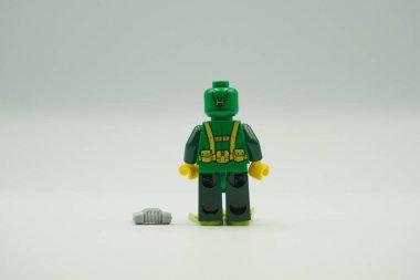 Lego mini figürü Hidrodalgıç yeşil gövdeli oyuncağı tuğlalar ve beyaz arka planda dalış kıyafeti