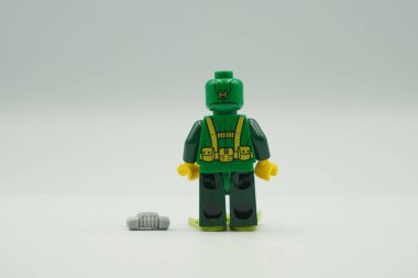 Lego mini figürü Hidrodalgıç yeşil gövdeli oyuncağı tuğlalar ve beyaz arka planda dalış kıyafeti
