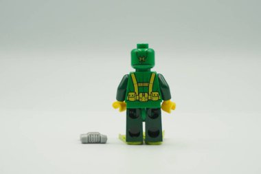 Lego mini figürü Hidrodalgıç yeşil gövdeli oyuncağı tuğlalar ve beyaz arka planda dalış kıyafeti