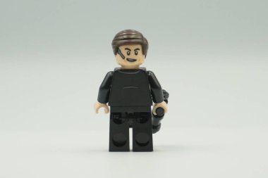 Beyaz arka planda takım elbiseli ve güneş gözlüklü Ajan Coulson.