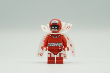 Beyaz geçmişi olan DC süper kahramanlarından Lego Mini Takvim Adam