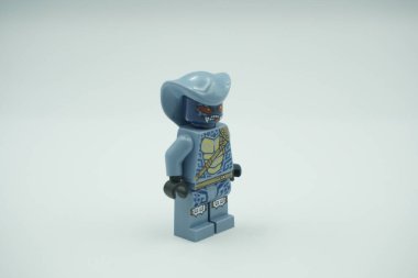 Beyaz arkaplanda lego minyatür yılan mavi ninjgo karakteri