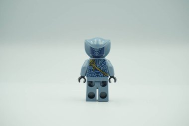 Beyaz arkaplanda lego minyatür yılan mavi ninjgo karakteri