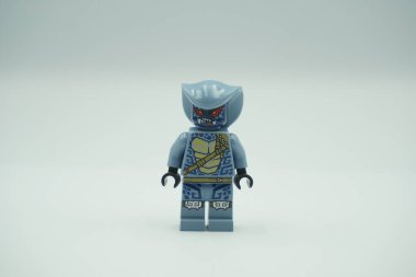 Beyaz arkaplanda lego minyatür yılan mavi ninjgo karakteri