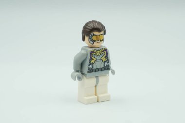 Beyaz arkaplandaki Lego Hydra küçük harf Marvel karakteri