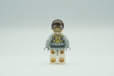 Beyaz arkaplandaki Lego Hydra küçük harf Marvel karakteri