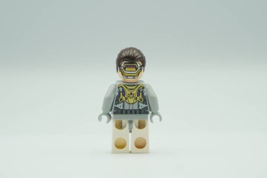 Beyaz arkaplandaki Lego Hydra küçük harf Marvel karakteri