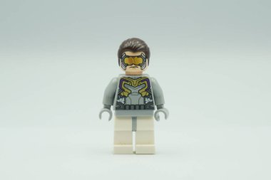 Beyaz arkaplandaki Lego Hydra küçük harf Marvel karakteri