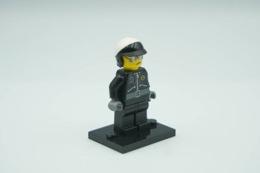 Lego Kötü Polis İyi Polis Beyaz zemin üzerinde lego film karakteri minimuma figürdür