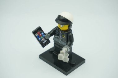 Lego Kötü Polis İyi Polis Beyaz zemin üzerinde lego film karakteri minimuma figürdür