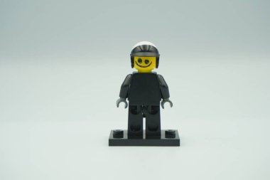 Lego Kötü Polis İyi Polis Beyaz zemin üzerinde lego film karakteri minimuma figürdür