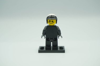 Lego Kötü Polis İyi Polis Beyaz zemin üzerinde lego film karakteri minimuma figürdür