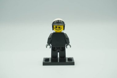 Lego Kötü Polis İyi Polis Beyaz zemin üzerinde lego film karakteri minimuma figürdür