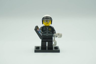 Lego Kötü Polis İyi Polis Beyaz zemin üzerinde lego film karakteri minimuma figürdür