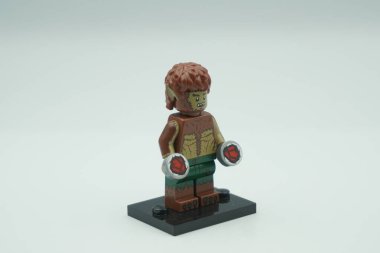 Lego Kurt Adam mini figürü Beyaz arka planda Marvel karakteri