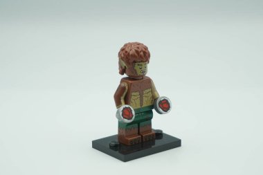Lego Kurt Adam mini figürü Beyaz arka planda Marvel karakteri