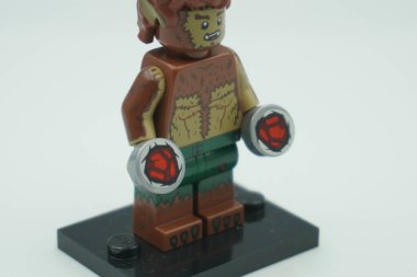 Lego Kurt Adam mini figürü Beyaz arka planda Marvel karakteri