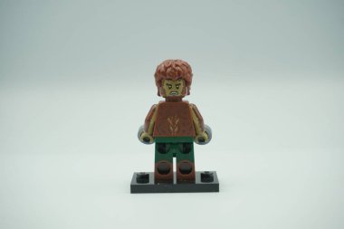 Lego Kurt Adam mini figürü Beyaz arka planda Marvel karakteri