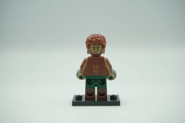Lego Kurt Adam mini figürü Beyaz arka planda Marvel karakteri