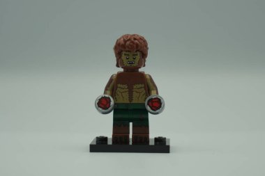 Lego Kurt Adam mini figürü Beyaz arka planda Marvel karakteri