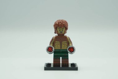 Lego Kurt Adam mini figürü Beyaz arka planda Marvel karakteri