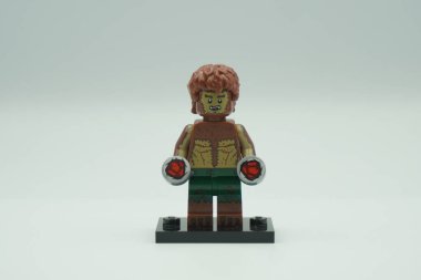 Lego Kurt Adam mini figürü Beyaz arka planda Marvel karakteri
