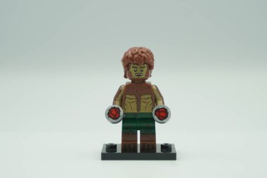 Lego Kurt Adam mini figürü Beyaz arka planda Marvel karakteri