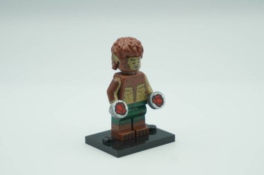 Lego Kurt Adam mini figürü Beyaz arka planda Marvel karakteri