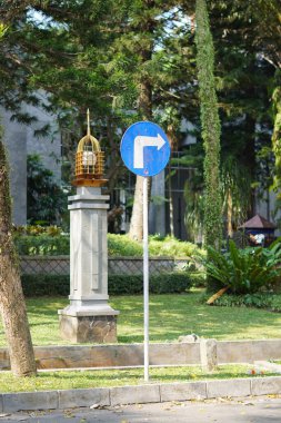 Yol işareti sağa dönüyor.