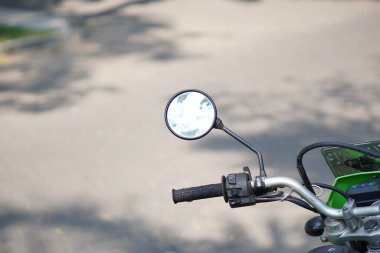 Motosiklet dikiz aynası öğleden sonra yuvarlak şekilli.