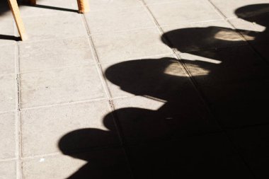 Sabahları büfedeki yemek yerinin silueti.