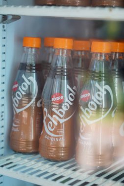 Buzdolabında hazır çay var.