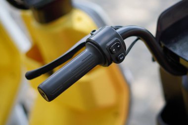 Sol ve sağ sinyal düğmeleri ve korna düğmeleri olan elektrikli bisikletin sol gidonu