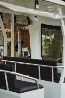 Beyaz bir golf arabası yolun kenarında turistik bir bölgede park halinde.