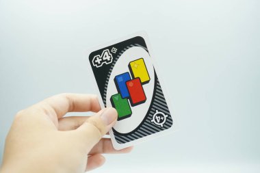 Elle tutulan 4 artı kart artı UNO Flex oyun kartlarından 2 hedef (masa oyunu)