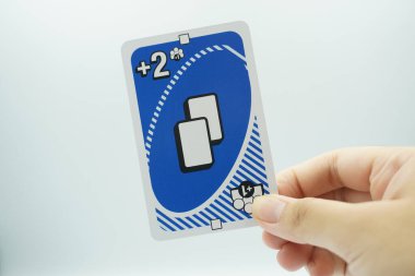 Elinizde 2 mavi artı kart var ve hepsi de UNO Flex oyun kartlarından (masa oyunu) beyaz arkaplanlı 1 çekiyorlar