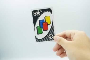 Elle tutulan 4 artı kart artı UNO Flex oyun kartlarından 2 hedef (masa oyunu)