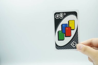 Elle tutulan 4 artı kart artı UNO Flex oyun kartlarından 2 hedef (masa oyunu)