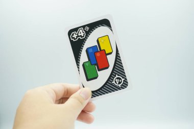 Elle tutulan 4 artı kart artı UNO Flex oyun kartlarından 2 hedef (masa oyunu)