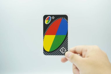 UNO Flex 'ten (masa oyunu) joker ve + 2 hedef tutan bir el)