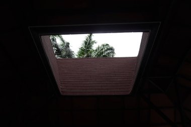 Ortası açık olan bir binanın çatısını aydınlatmak için.