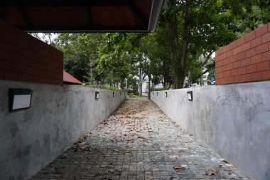 Yolun sonunda kaldırımlı kaldırımlar, düşen yapraklar ve büyük ağaçlar olan sessiz bir yol.