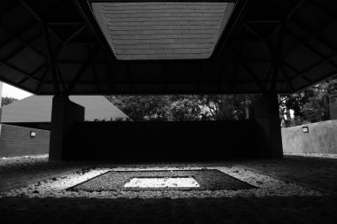 Ortadaki çatıda yarı açık bir bahçe var. Açık çatıdan gelen güneş ışığına maruz kalmış bir kutu var.