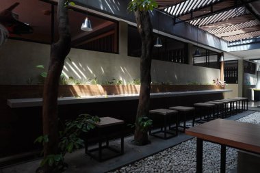 Gün içinde endüstriyel konsepti olan sessiz ve biraz karanlık bir Hint kafesi gibi bir yer.