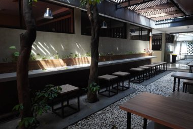 Gün içinde endüstriyel konsepti olan sessiz ve biraz karanlık bir Hint kafesi gibi bir yer.