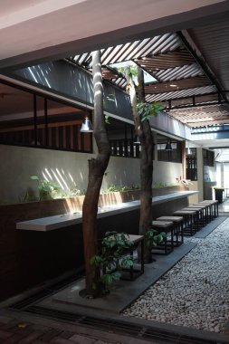 Gün içinde endüstriyel konsepti olan sessiz ve biraz karanlık bir Hint kafesi gibi bir yer.