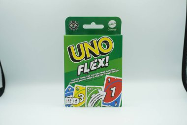 UNO Flex kart oyununun kutusu beyaz arkaplan ile yeşildir