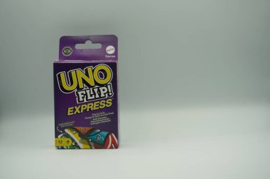 UNO Flip Express kart oyununun kutusu beyaz arkaplanlı mordur.